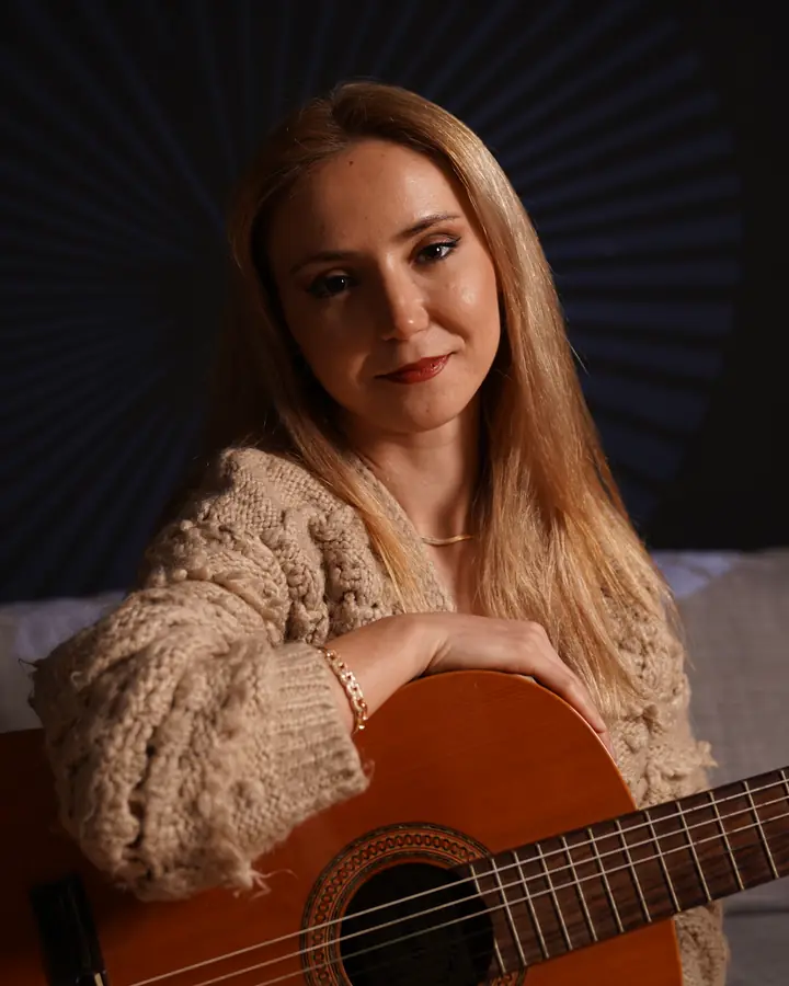 Tuğçe Demir, Klasik Gitar, Piyano ve Ukulele Eğitmeni