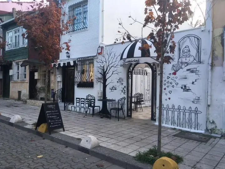 Duvarları el çizimi illüstrasyonlarla kaplı bina girişi