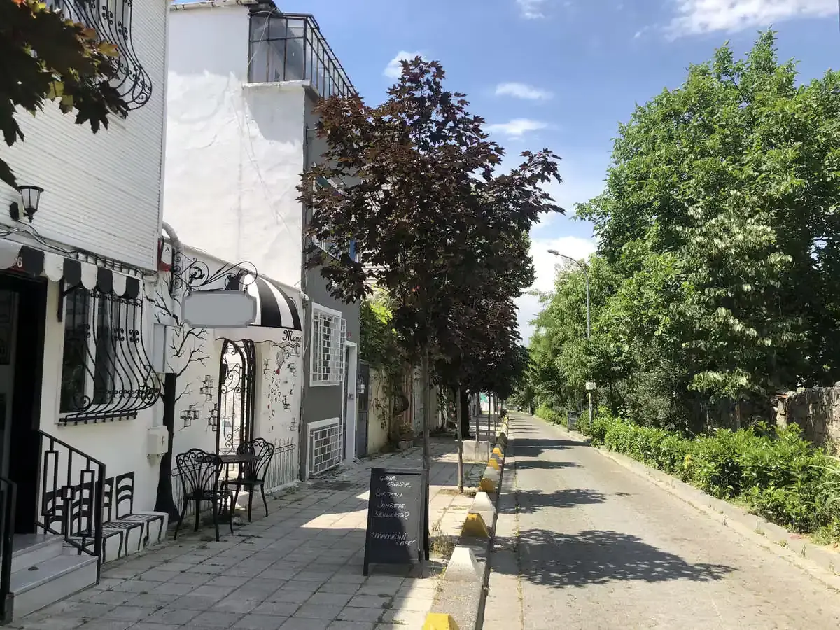 Kadıköy şubesinin sokaktan görünüşü
